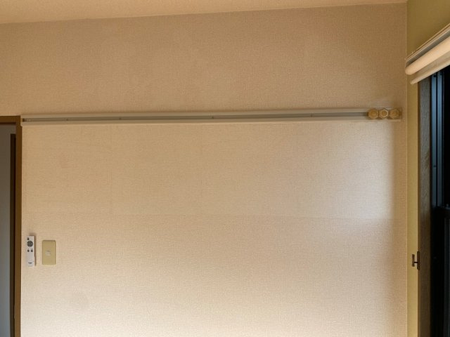 洋室６帖にも壁掛けフックがございます♪