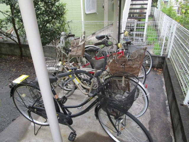 敷地内駐輪場は無料で自転車を置けます♪