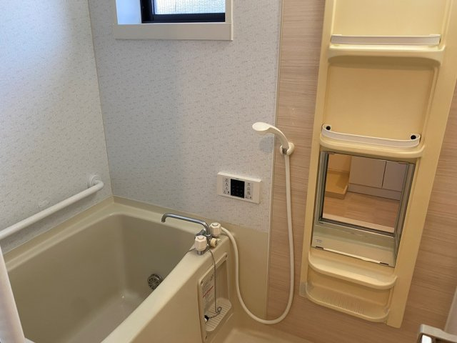 窓付きのお風呂です。便利な追炊きや自動湯張り機能付きです♪