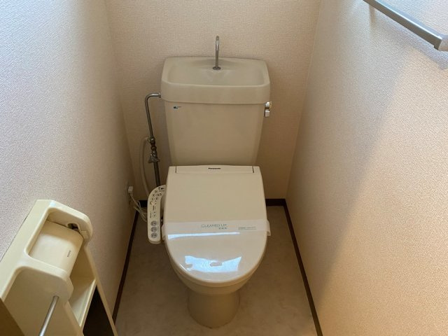 トイレにも窓付きで換気が出来ます♪