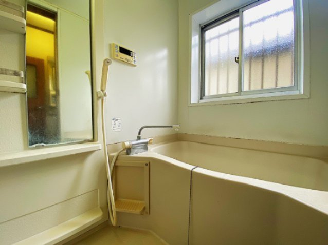 伊東市 玖須美元和田（川奈駅） 2階建 ６ＬＤＫの浴室|窓付きのユニットバスです。