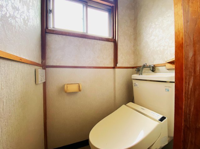 伊東市 玖須美元和田（川奈駅） 2階建 ６ＬＤＫのトイレ|2階の洗面所横のトイレです。