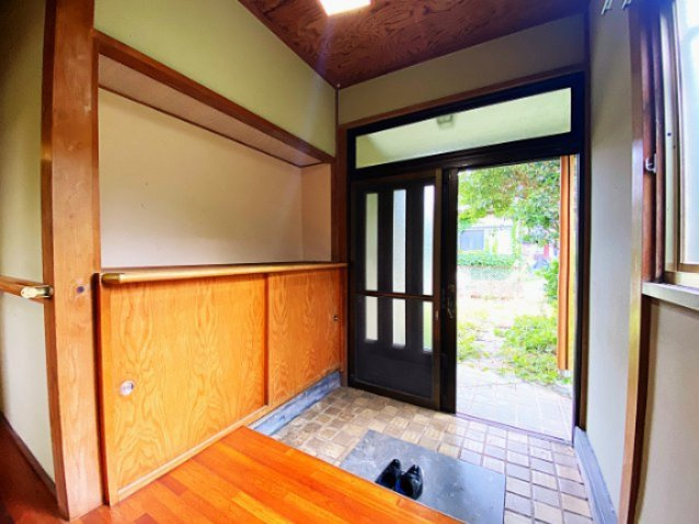 伊東市 玖須美元和田（川奈駅） 2階建 ６ＬＤＫの玄関|広々とした玄関です、家具の搬入も楽そうです。