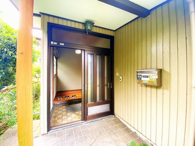 伊東市 玖須美元和田（川奈駅） 2階建 ６ＬＤＫの玄関|外からみた玄関です。
