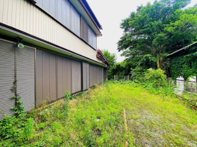 伊東市 玖須美元和田（川奈駅） 2階建 ６ＬＤＫの庭|縦に停めれば3台は車が入りそうな庭部分です。