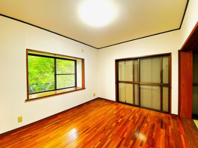 伊東市 玖須美元和田（川奈駅） 2階建 ６ＬＤＫの洋室|キッチンの隣の洋室です。右には和室があります。