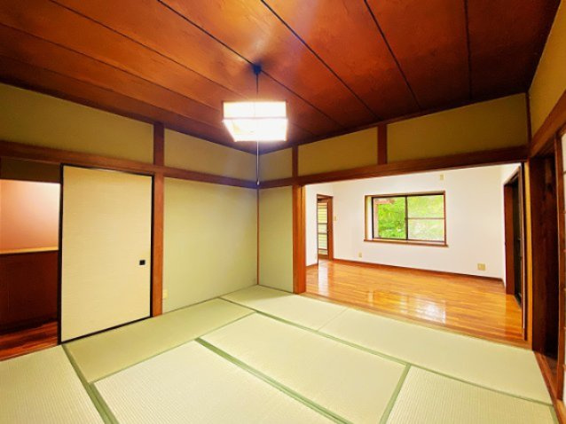 伊東市 玖須美元和田（川奈駅） 2階建 ６ＬＤＫの和室|左奥は廊下、右奥が洋室です。