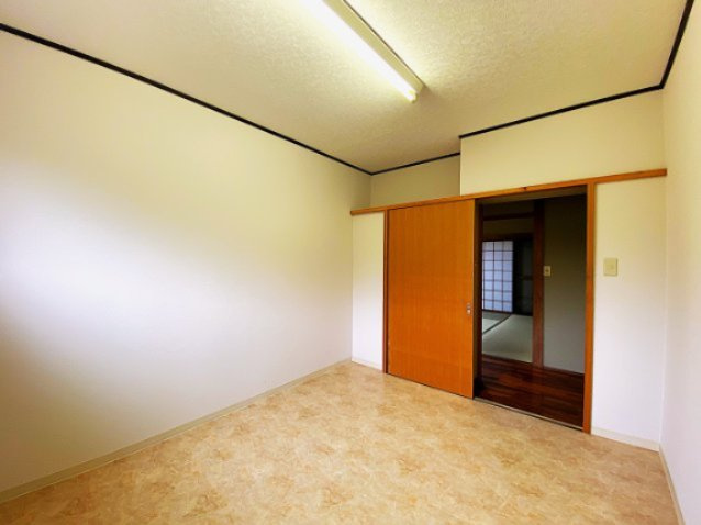伊東市 玖須美元和田（川奈駅） 2階建 ６ＬＤＫの洋室|一階の廊下から入れる洋室です。物置としても使えそうです。