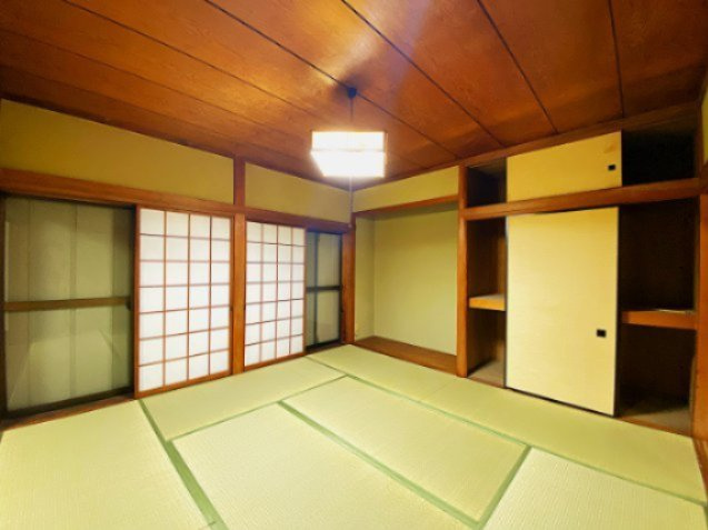 伊東市 玖須美元和田（川奈駅） 2階建 ６ＬＤＫの和室|2階の和室です。左手前に洋室があります。