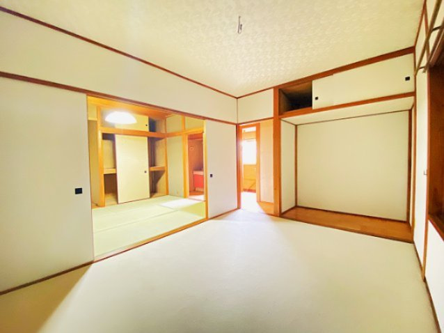伊東市 玖須美元和田（川奈駅） 2階建 ６ＬＤＫの洋室|2階部分の洋室です。奥には階段、左は和室です。