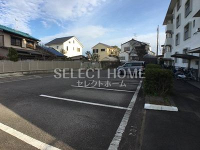 【駐車場】 | トモエコーポ | 駐車場があるので、車を買う予定の方も安心です
