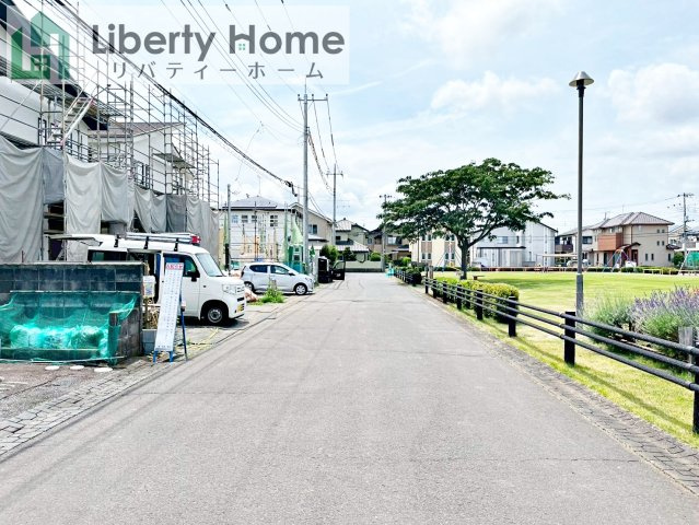 ひたちなか市津田東1期　新築戸建　1号棟の前面道路含む現地写真