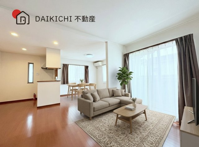 【居間・リビング】 | 東松山市あずま町1丁目　中古戸建 | ※CGで加工しています。※家具付き販売ではございません。