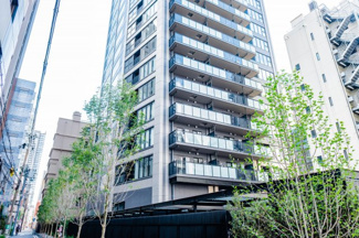 【外観】 | プラウドタワー北浜 | 【低層部分外観】総戸数281戸、地上42階建！現代的なスリットデザインで格式と造形美を演出した邸宅。