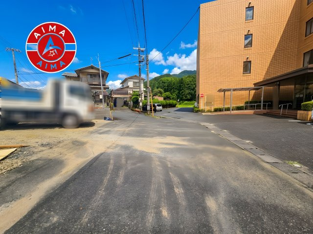 太宰府市御笠1丁目第1-2棟（1号棟）の前面道路含む現地写真|前面道路は閑静な住宅地をはしる車通りの少ない道路。お車の出し入れが苦手なママや小さなお子様にも安心ですね。しっかり舗装もされているので、ベビーカーや自転車で通っても快適に通行できます。