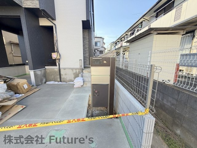 吉川市吉川2丁目　新築戸建のエントランス|前面道路含む現地写真です。