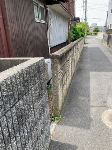 明治町2丁目　古家付き土地の前面道路含む現地写真