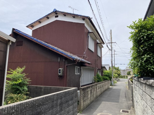 明治町2丁目　古家付き土地の前面道路含む現地写真