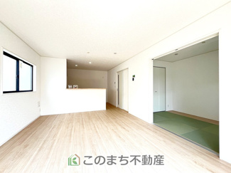 【居間・リビング】 | 常総市本石下第12　 | 同社施工物件写真。※建具やフローリング、その他仕様が異なる場合がございます。