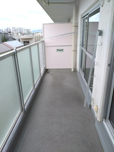日商岩井香枦園マンション二号棟のバルコニー