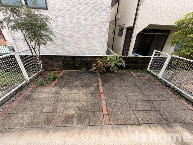 イーストコート沢良宜の駐車場