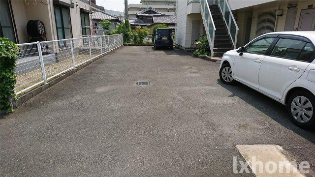イーストコート沢良宜の駐車場