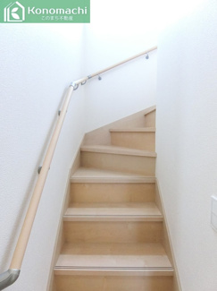 【内装】 | CRADLE GARDEN佐野市赤坂町　第6　 | 同社施工物件写真。※建具やフローリング、その他仕様が異なる場合がございます。手摺り付き階段で小さなお子様やご年配の方も安心ですね☆