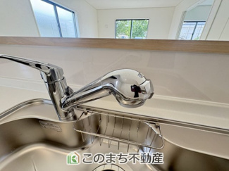 【キッチン】 | CRADLE GARDEN佐野市赤坂町　第6　1号棟　 | 同社施工物件写真。※建具やフローリング、その他仕様が異なる場合がございます。カートリッジ式浄水機能付き台所水栓☆おいしいお水でお料理できます☆
