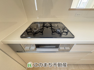 【キッチン】 | CRADLE GARDEN佐野市赤坂町　第6　1号棟　 | 同社施工物件写真。※建具やフローリング、その他仕様が異なる場合がございます。3口ビルトインコンロで同時調理可能☆時短家事につながりますね☆