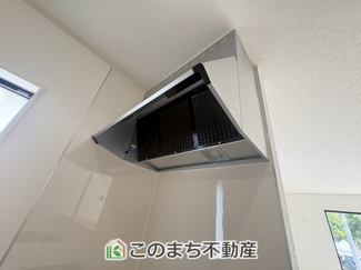 【収納】 | CRADLE GARDEN佐野市赤坂町　第6　1号棟　 | 同社施工物件写真。※建具やフローリング、その他仕様が異なる場合がございます。シンプルながらお料理の匂いをスッキリ吸引するレンジフード☆