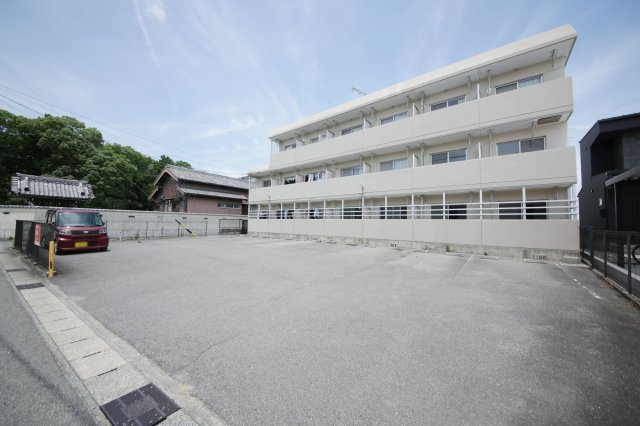 ロイヤルハイツウエダの駐車場