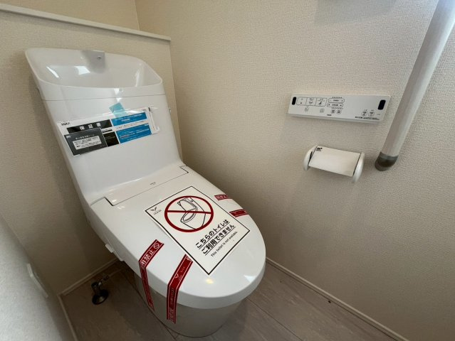 グラファーレ南城市玉城親慶原２棟のトイレ|ゆったりとした空間のトイレです
