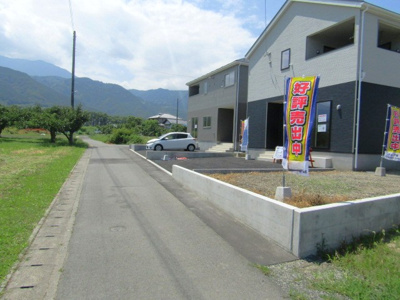 【前面道路含む現地写真】 | クレイドルガーデン南アルプス市桃園第4　2号棟 | 前面道路含む現地写真です