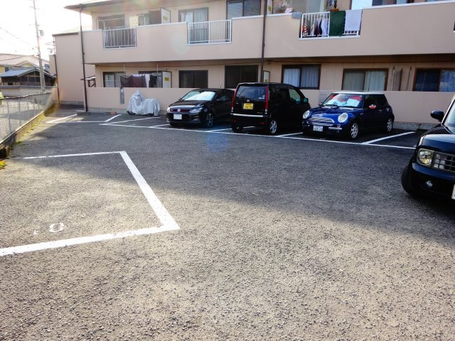 サンクレスト杉村の駐車場