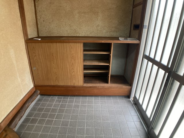 大日丘町3丁目貸家の玄関|ゆったりした大きな玄関、靴箱も有ります