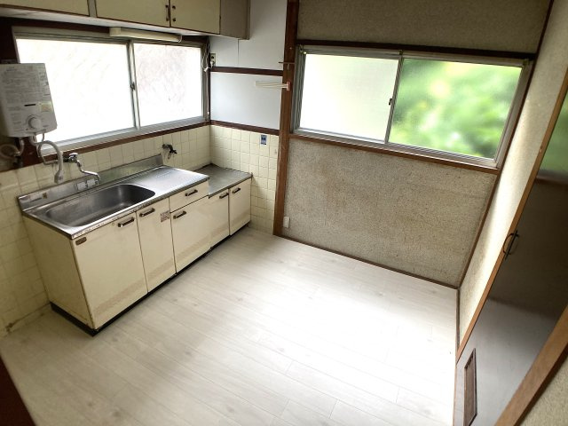 大日丘町3丁目貸家の居間・リビング|ダイニングスペース、大きな冷蔵も置けます