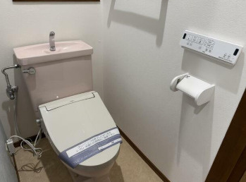 KKビルのトイレ|落ち着いた色調のトイレです