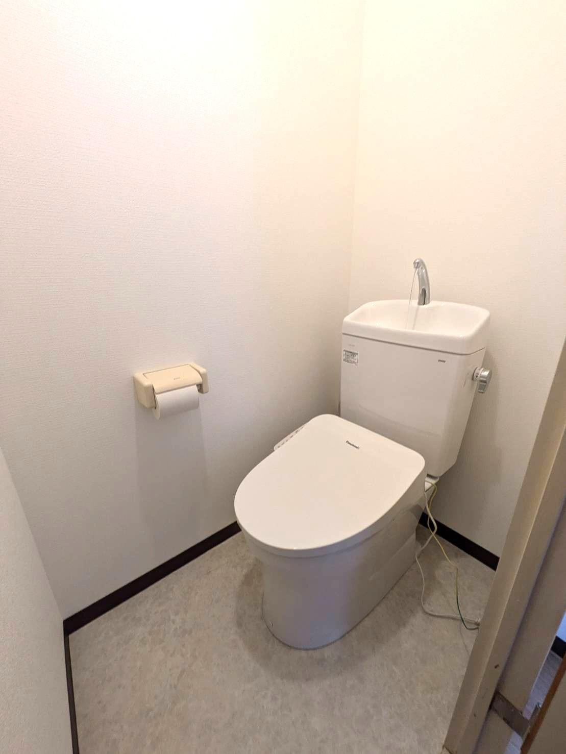 セルアーモ高野台平井のトイレ|トイレ内床クロス新規、便器新規、ウオッシュレット新規