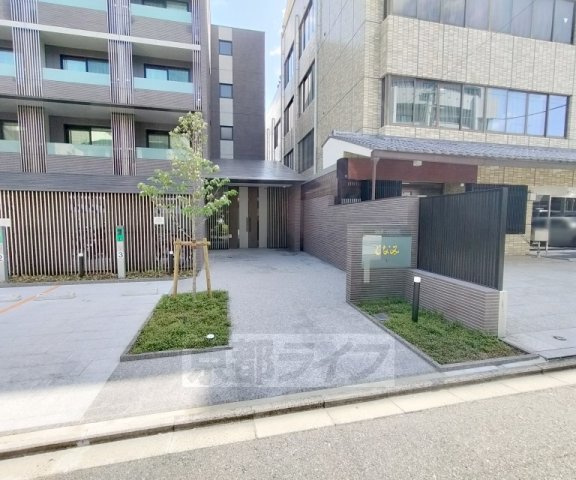 SILK HOUSEとなみ 3号館のエントランス