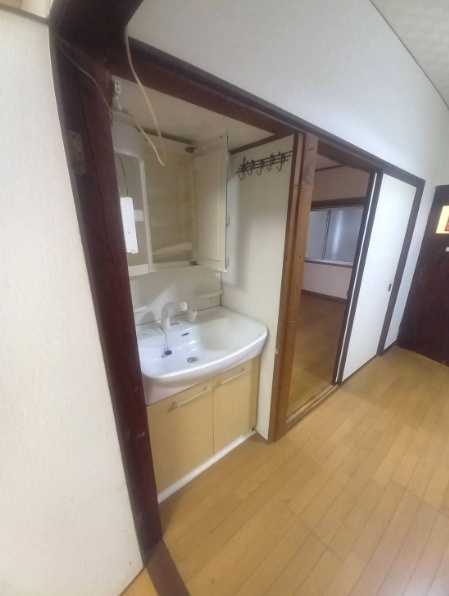 中尾町貸家の独立洗面台