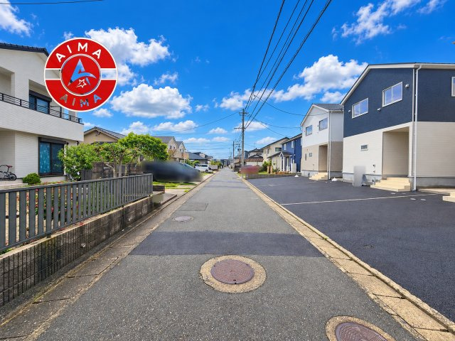 福岡市東区大岳1丁目第22-3棟(2号棟)の前面道路含む現地写真|前面道路は閑静な住宅地をはしる車通りの少ない道路。お車の出し入れが苦手なママや小さなお子様にも安心ですね。しっかり舗装もされているので、ベビーカーや自転車で通っても快適に通行できます。