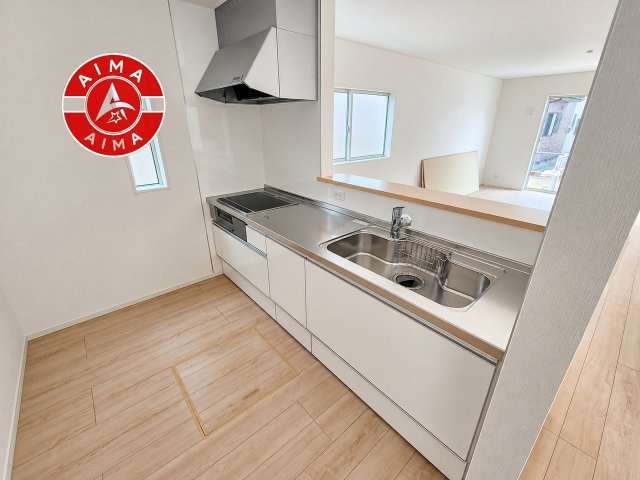 福岡市東区大岳1丁目第22-3棟(2号棟)のキッチン|ダイニングテーブルへの配膳がラクラク、お料理はかどるカウンター付きシステムキッチン！