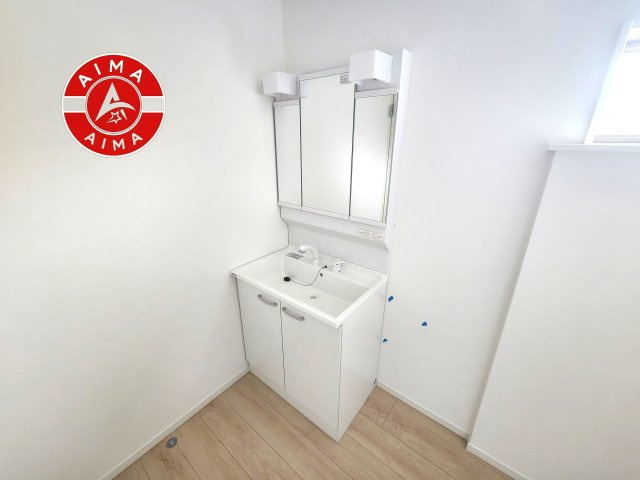 福岡市東区大岳1丁目第22-3棟（3号棟）の独立洗面台|毎日使うものだから清潔な空間を保ちたい水回り。洗面にはそんな願いを解消させてくれる収納アイデアが満載です。三面鏡の裏側にはキャビネットが現れ小物から背の高い物まで収納できます。