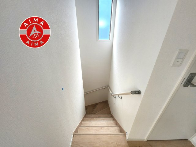 福岡市東区大岳1丁目第22-3棟（3号棟）の内装|＜手すり付階段＞手すりがないと階段の昇り降りで危険なことはもちろん、壁に手をつきながら歩くことで壁紙が汚れやすくなります。すべての方に快適に昇り降りしていただくため、手すりを設置しました。