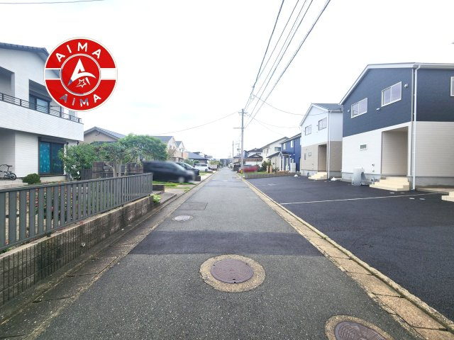 福岡市東区大岳1丁目第22-3棟（3号棟）の前面道路含む現地写真|前面道路は閑静な住宅地をはしる車通りの少ない道路。お車の出し入れが苦手なママや小さなお子様にも安心ですね。しっかり舗装もされているので、ベビーカーや自転車で通っても快適に通行できます。