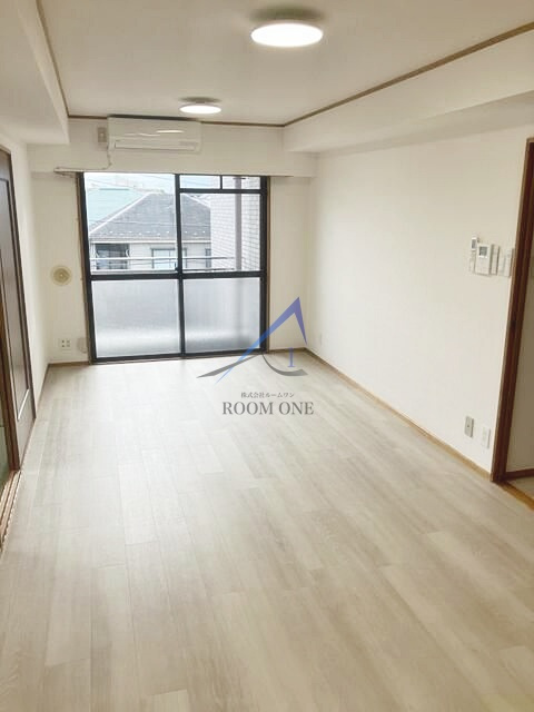 ロイヤルマリーンハイムの居間・リビング|洋室のお部屋です。