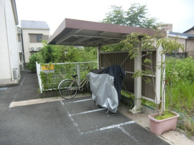 イーストコート沢良宜の駐車場