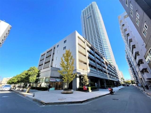 Tomihisa Cross Confort Towerの外観