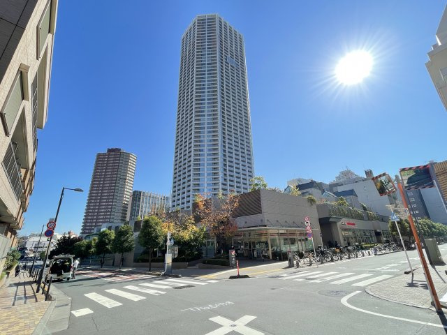Tomihisa Cross Confort Towerの外観