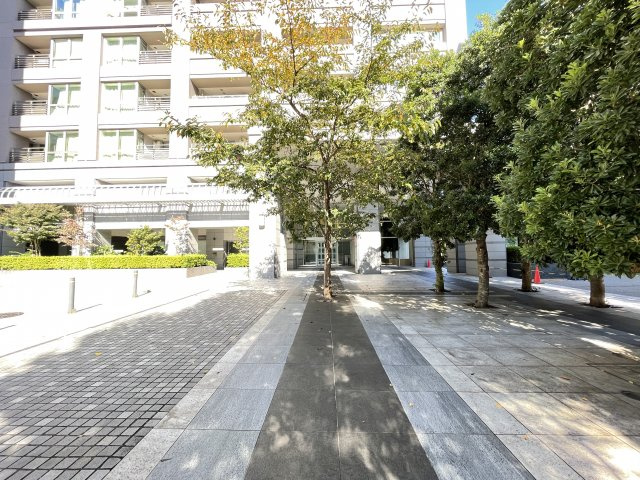 Tomihisa Cross Confort Towerのエントランス